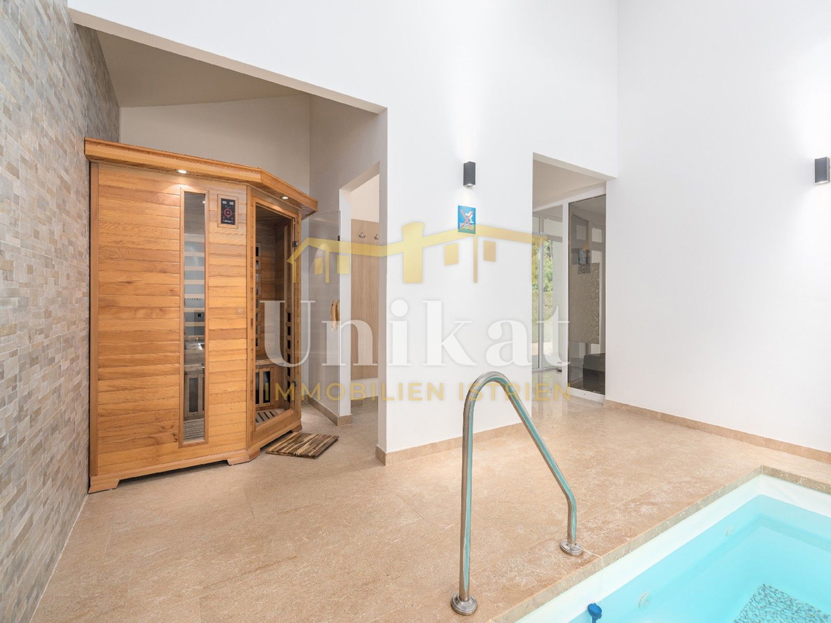 Moderna vila z notranjim in zunanjim bazenom